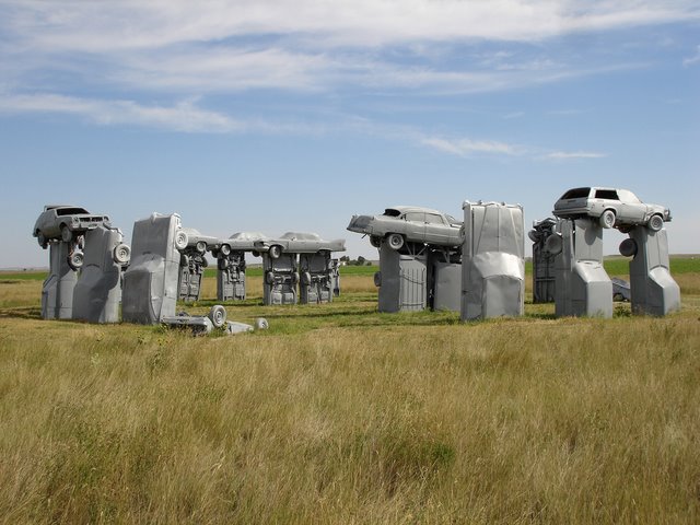 神秘的巨车阵，美国 内布拉斯加州。维基百科：“巨车阵是英格兰巨石阵的复制品，位于内布拉斯加州的平原上。但不是由石头(与原巨石阵一样)组成，巨车阵由美国老式汽车组合而成，都覆盖着灰色的喷漆。由Jim Reinders设计。”