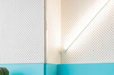 较低水平线的大胆用色由原始亚光粉色天花板巧妙抵消，暴露的T5荧光灯照明如海浪般融入墙面，使空间沐浴在自然脱俗的光线中。（实习编辑：刘嘉炜）