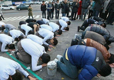 韩国高考“疯狂”跪拜