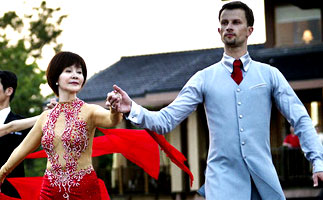 [高清]68岁归亚蕾新片着透视装秀舞技 