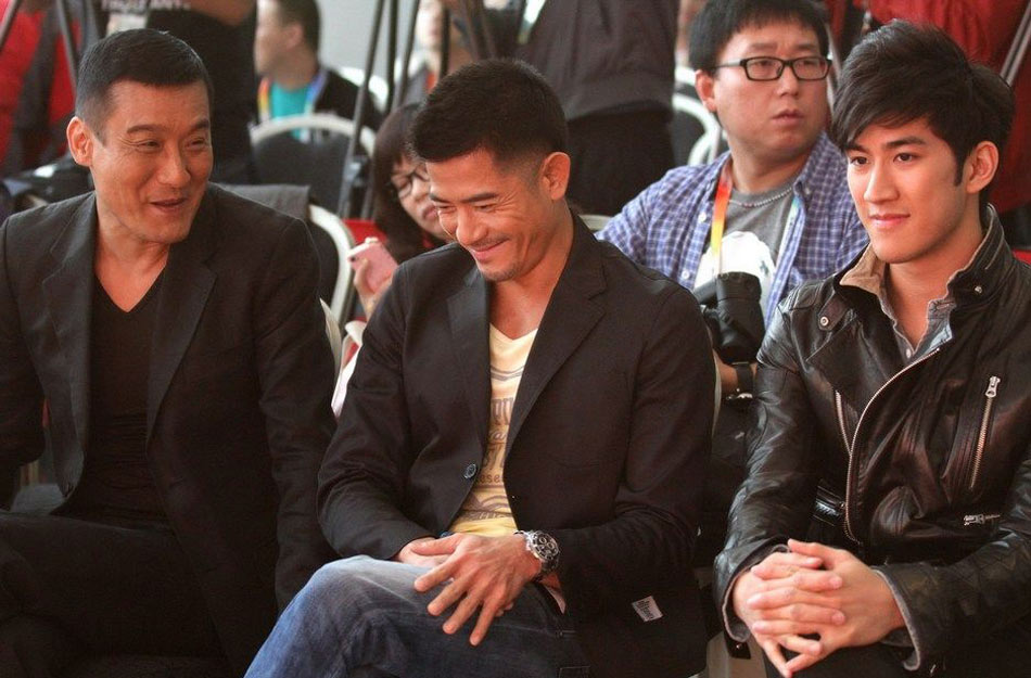 4月24日，香港警匪电影《寒战》在北京举行新闻发布会，主演郭富城、梁家辉、李治廷到场助阵，一起向媒体解释“寒战”一词来意。图为梁家辉、郭富城、李治廷。（文/李雪薇  图/卡卡西）