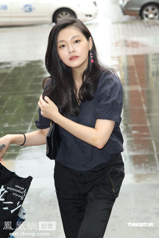 大炳追思会举行 小s头戴粉纱台下抹泪[高清大图