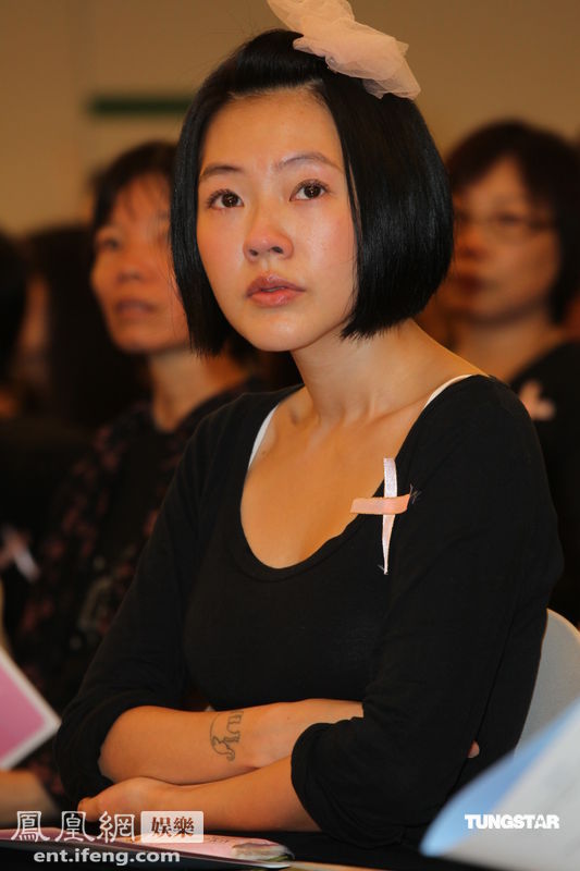 大炳追思会举行 小s头戴粉纱台下抹泪[高清大图