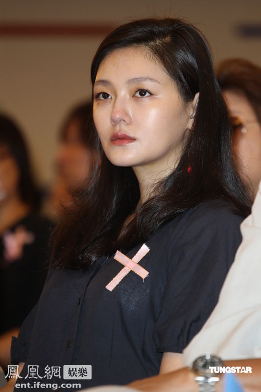 大炳追思会举行 小S头戴粉纱台下抹泪[高清大