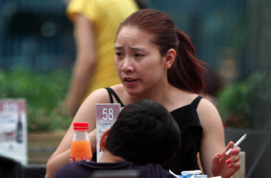 郭涛妻子当孩子面吞云吐雾 疑训斥儿子_推荐滚