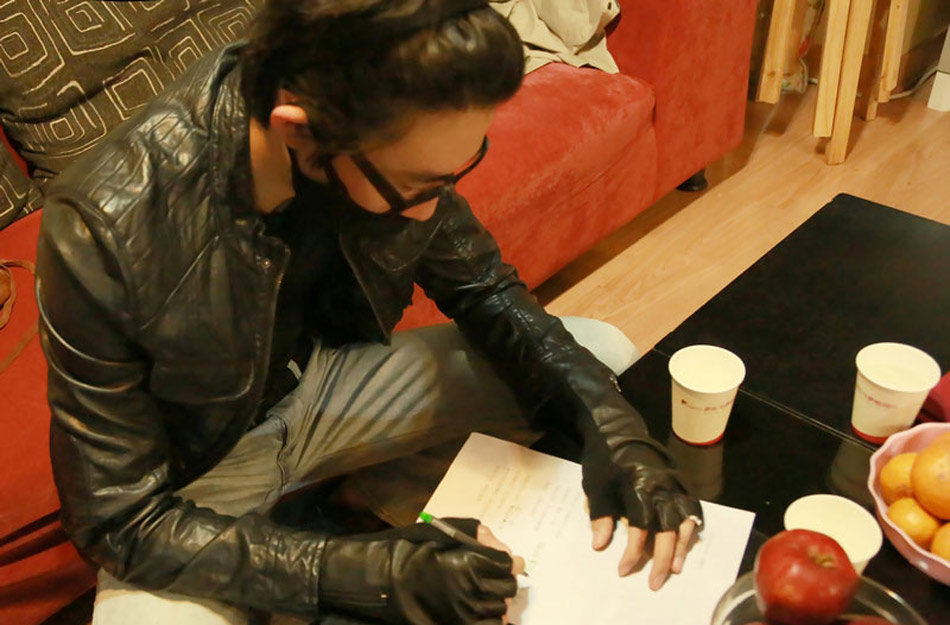 俞灏明复出正面清晰照曝光:戴发箍 口罩遮面_