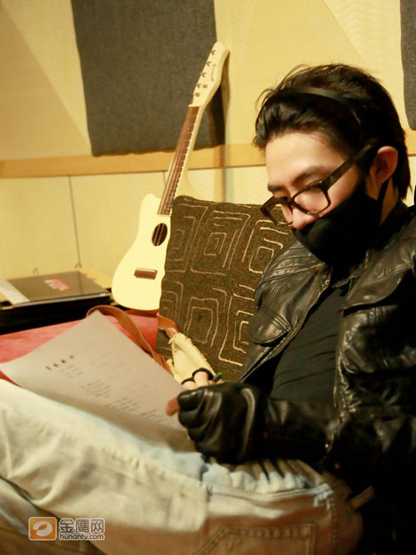 俞灏明复出正面清晰照曝光:戴发箍 口罩遮面[高