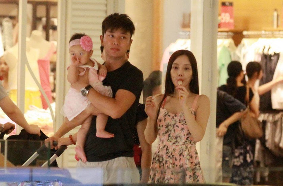 李小璐推婴儿车素颜逛街 贾乃亮抱女儿变"奶爸[高清大图]