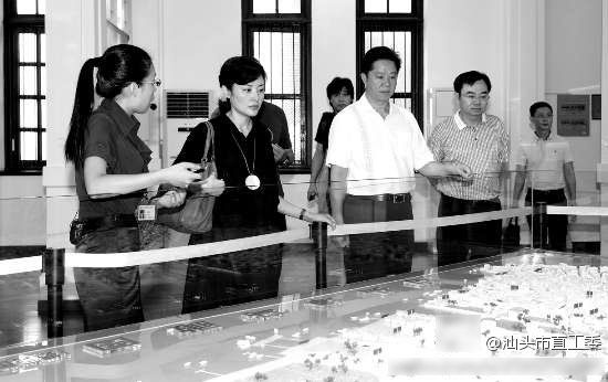 周涛近照曝光 出席调研会慰问考察(图)