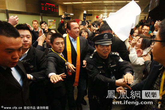 施瓦辛格空降西安 粉丝疯狂接机(图)
