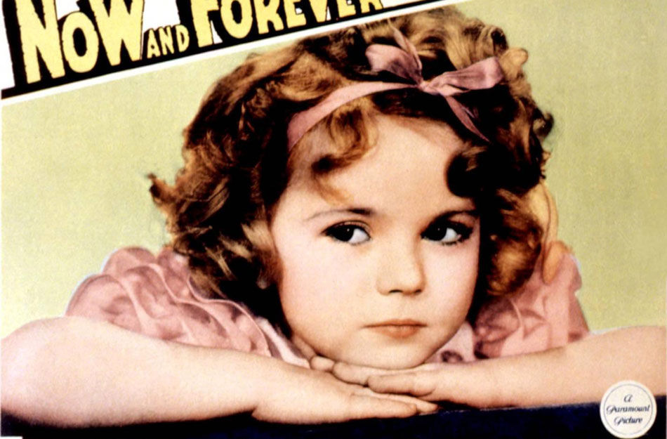 秀兰-邓波儿以童星身份出道并走红，是当时美国著名童星之一，在1934-1938年期间，出演了20余部电影。1999年，邓波儿以其童星时期的成就，被美国电影学会选为百年来最伟大的女演员第18名。20世纪六十年代，邓波儿进军政界，成为美国历史上第一位女礼宾司司长。