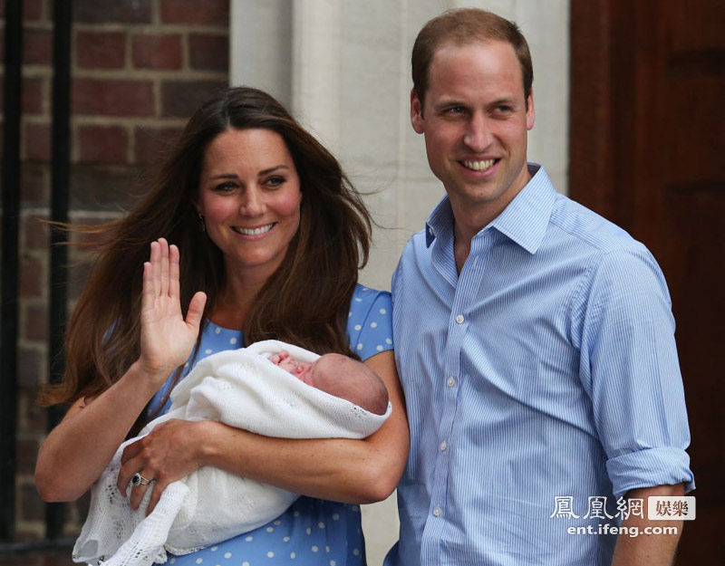 当地时间7月23日下午，英国伦敦，凯特王妃（Duchess of Cambridge）与威廉王子（Prince William）抱着英国皇室的新生儿走出医院，向围观的群众和媒体打招呼。