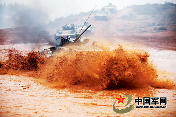解放军塔山英雄团装备86a新型步战车(组图)