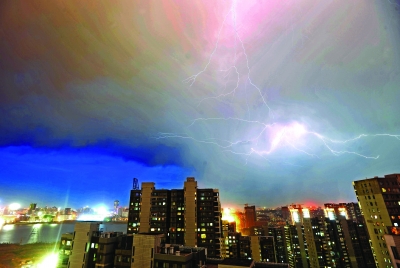 吞噬宝蓝色的天空,一道道闪电从云中划出,大粒雨点伴随雷声滚滚而落