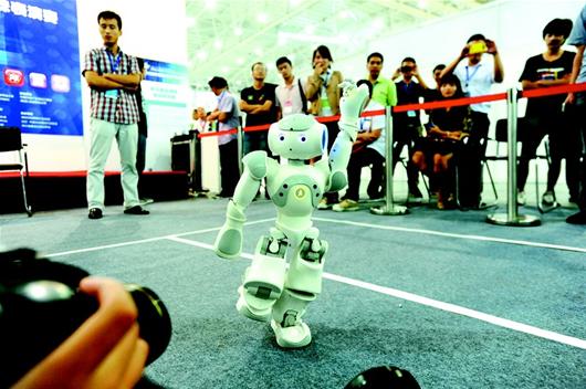 去年曾在机博会上亮 相 的 机 器 人“Nao”，今年又现身“跳舞”