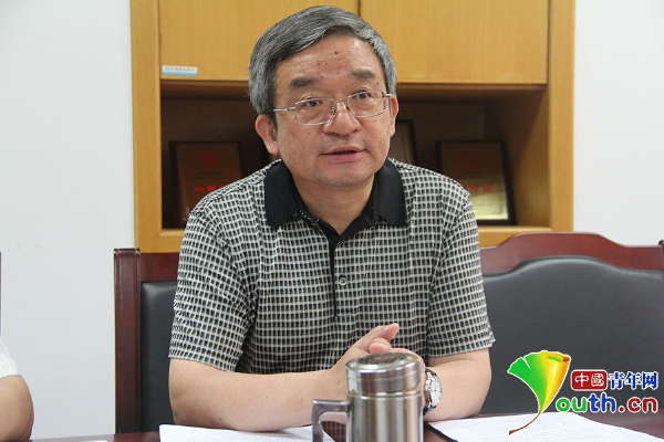 图为中国科协青少年科技中心主任李晓亮介绍我国首次太空授课的有关
