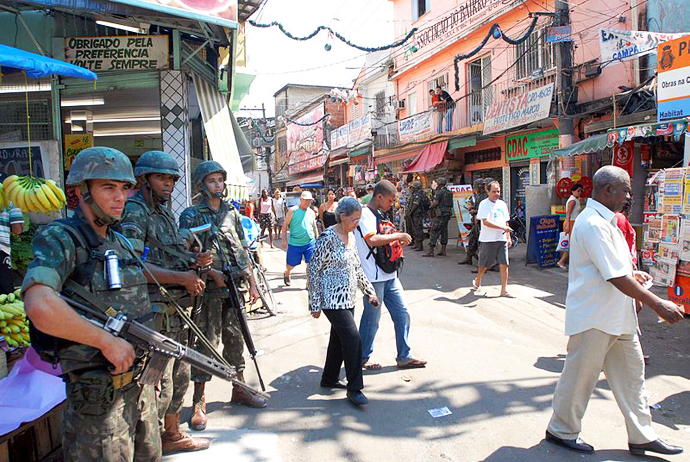冒着枪林弹雨 探访现实版的上帝之城贫民窟