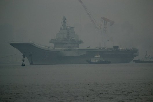 实拍辽宁舰航母驶往青岛基地 或将在青岛服役