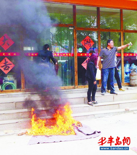 掐灭 火机汽油瓶 承租人拒不迁出房屋遭强迁