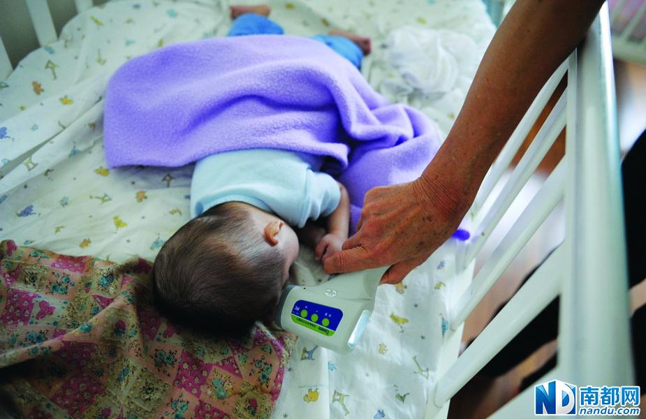如何给新生儿测量体温 rdn_53eabc41df165.jpg