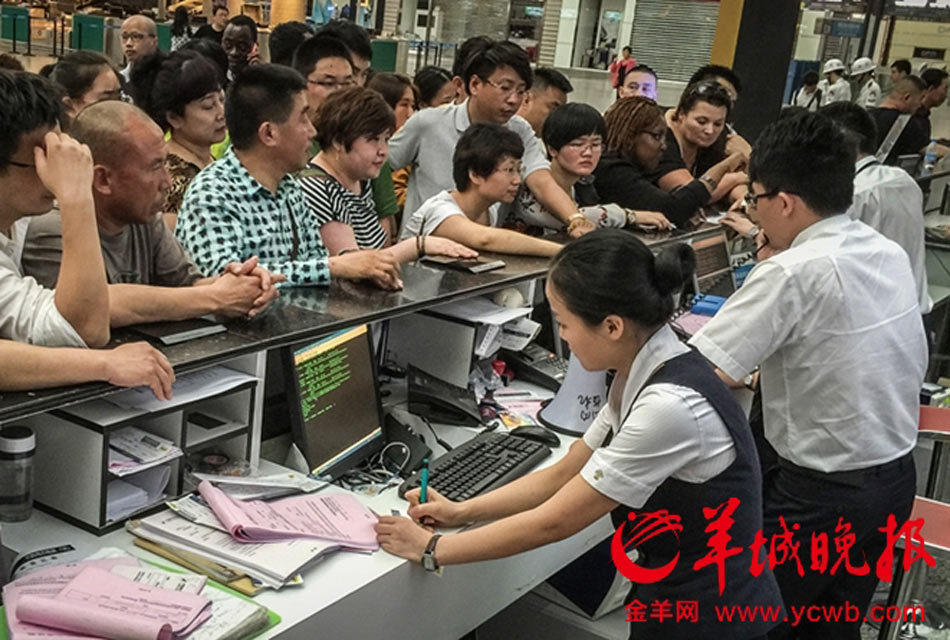 暴雨致广州航班大面积延误 女乘客大闹机场(图