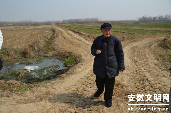 严明友:八旬翁义务教学25年