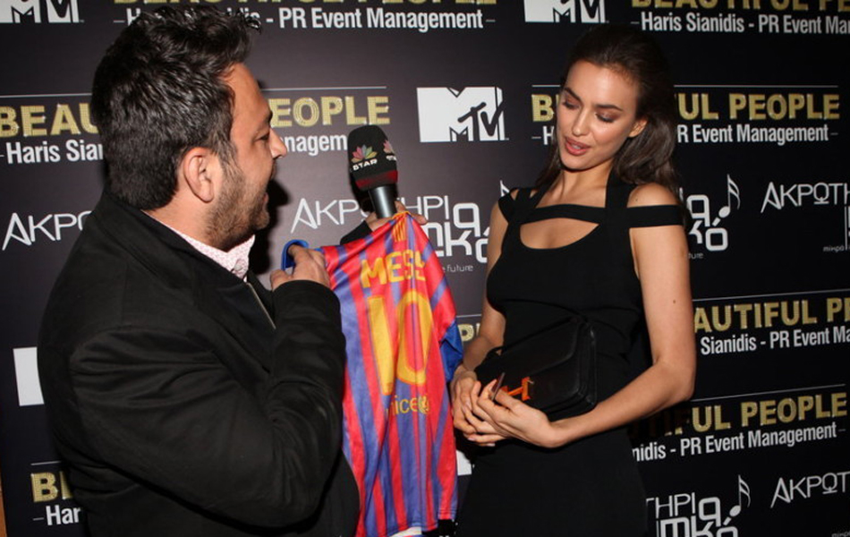 c罗女友被赠梅西球衣露不屑神情