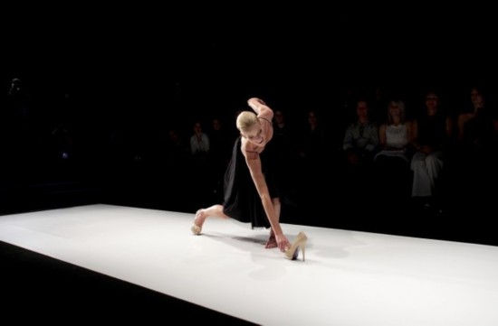 崴脚露底出洋相 模特T台摔倒的尴尬瞬间_时尚频道_凤凰网