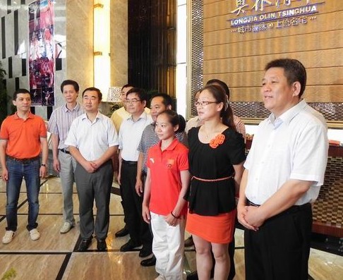 奥运冠军邓琳琳回家乡 获奖10万元及豪宅