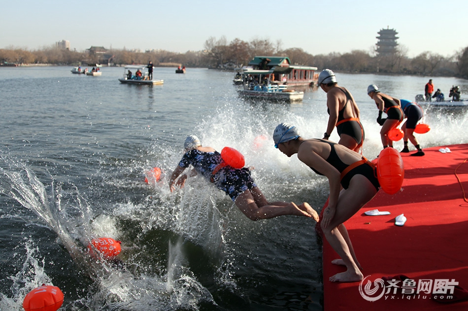 济南大明湖冬泳比赛迎新年 九个国家310名选手