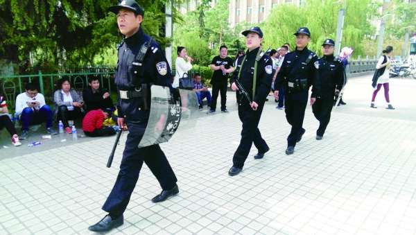 济南巡警荷枪实弹武装巡逻