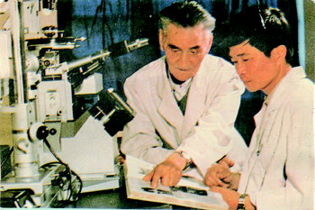 张汇泉教授(左)在指导研究生。
