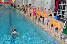 祥瑞园小学生在市体育中心游泳馆上游泳课