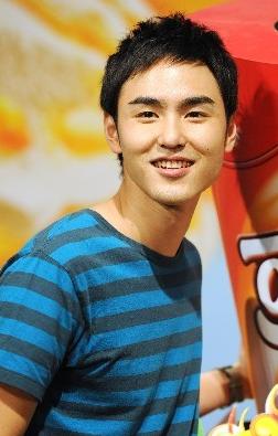 阮经天服兵役人缘好 队友搭人墙助其躲偷拍