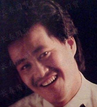 赵本山尽显年轻帅气