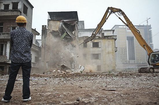 广州杨箕村拆迁现场女户主拼死护房