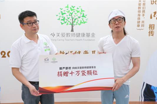 央视名嘴李咏变身教师 咏关爱倡导关注乡村教