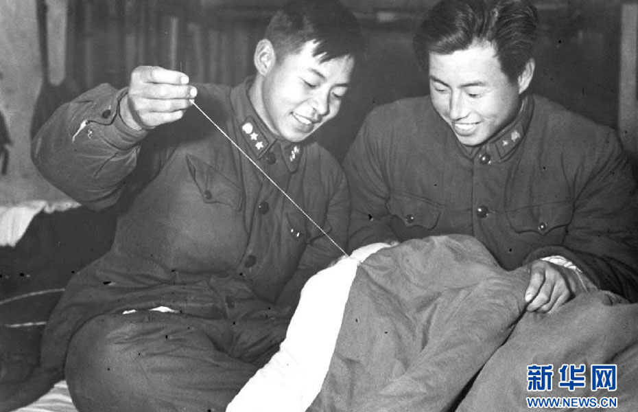 雷锋被窝看书图