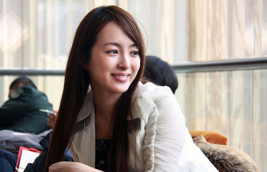 两会<em>美女记者</em>云集 笑靥如花展迷人风韵(图)_文