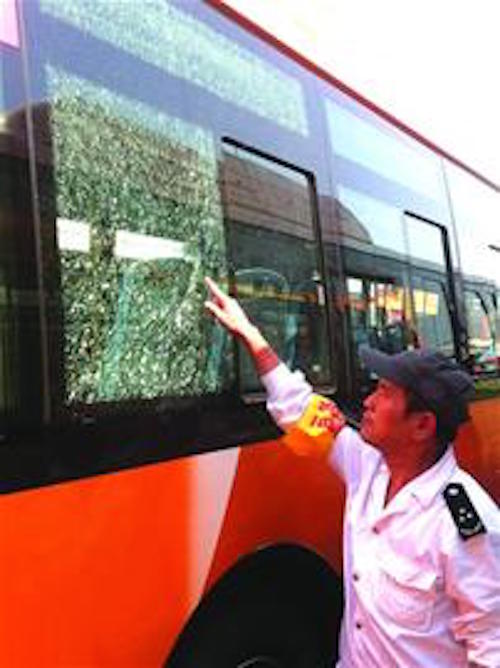 公交车凌晨遭黑手 钢珠 击穿车窗 玻璃爆裂(图)_