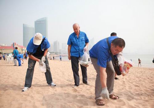 维护前海一线环境秩序 市南志愿者清除152吨垃