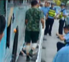 6岁男童摔出公交车身亡