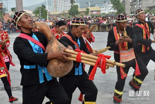 (4)5月2日,拉祜族村民表演芦笙舞.