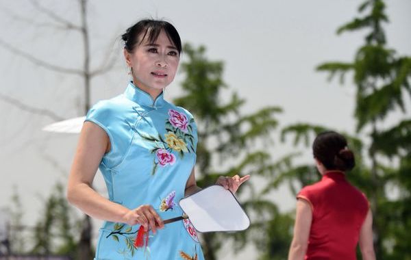 5月16日，一场盛大的旗袍秀在淄博市桓台上演。来自中国旗袍会淄博分会的200余名会员，身着各式旗袍，或端庄、或秀丽、或优雅……依次在T台走秀，为现场评委及观众带来了一场视觉的盛宴。