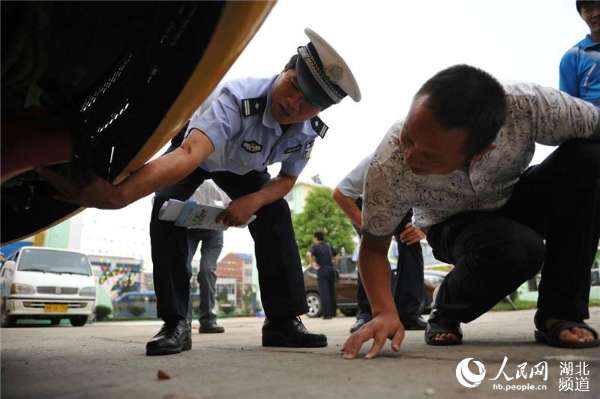 湖北潜江交警幼儿园检查校车。