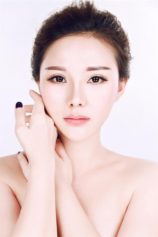 胡昕予为自然堂代言,粉嫩妆容获追捧_海南频道_凤凰网