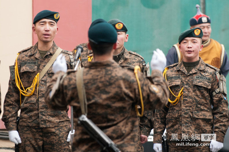 蒙古国士兵在阿富汗庆祝国庆日 仪仗兵配狙击枪