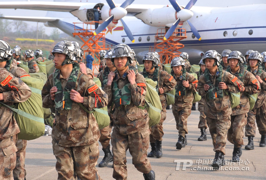 大别山:中国空降兵某部年度新兵首次示范跳伞