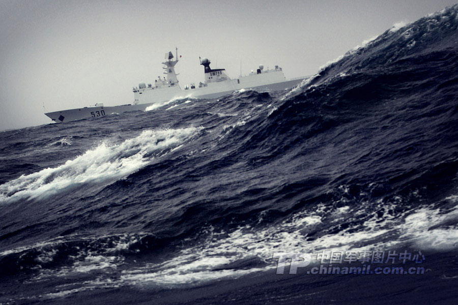 徐州号护卫舰在5级海况下穿浪前行(图)