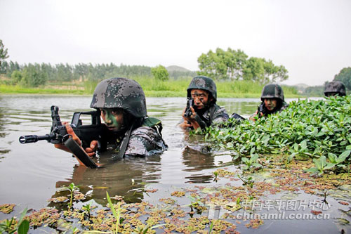 北京军区某部特种兵水中训练(中国军网图片)